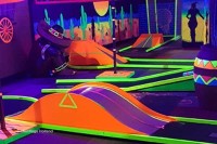 Glow-in-the-Dark Minigolfbahn in Drenthe die Niederlande